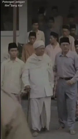 Kiai Haji Muhammad Hasyim Asy'ari adalah seorang ulama besar bergelar pahlawan nasional dan merupakan pendiri sekaligus Rais Akbar (pimpinan tertinggi pertama) organisasi Nahdlatul Ulama. la memiliki julukan Hadratussyaikh yang berarti Maha Guru dan telah hafal Kutub al-Sittah (6 kitab hadits), serta memiliki gelar Syaikhu al-Masyayikh yang berarti Gurunya Para Guru. Ia adalah putra dari pasangan K.H. Asy'ari dengan Ny. H. Halimah, dilahirkan di Desa Tambakrcjo, Jombang, Jawa Timur, dan memiliki salah satu anak bernama K.H. A Wahid Hasyim yang juga merupakan pahlawan nasional perumus Piagam Jakarta, serta cucunya yakni K.H. Abdurrahman Wahid, merupakan Presiden RI ke-4.#ulamaindonesia #ulamabesar ulamabesar #indonesia #pendirinu #nadhatululama #indonesia  #kiaihasyimasyari #fyp