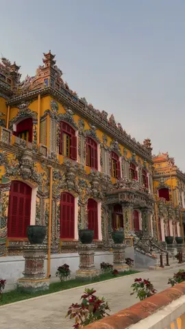 Điện Kiến Trung nằm trên trục dọc hoàng đạo bên trong Hoàng cung, được vua Khải Định cho xây dựng vào năm 1921 để làm nơi sinh hoạt hằng ngày, nghỉ ngơi và làm việc của vua. Ngôi điện xây dựng với phong cách kiến trúc độc đáo, pha lẫn giữa nghệ thuật kiến trúc của Pháp, kiến trúc phục hưng của Ý và nghệ thuật kiến trúc cổ truyền Việt Nam. Mặt tiền trang trí khảm gốm sứ nhiều màu sắc - đặc trưng cho loại hình nghệ thuật cung đình từng đạt đến đỉnh cao dưới thời vua Khải Định. Đây là nơi vua Khải Định băng hà.  #pilgrimagevillage #pilgrimagevillagehue #hue #relax #peace #healing #mindfulness #huevietnam #xh #xuhuong #dienkientrung 