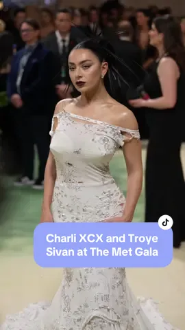 What I wouldn’t give to party with Charli XCX and Troye Sivan. Loving this duo at the Met Gala!!! #charlixcx #charlixcxedit #troyesivan #metgala #metgala2024 #metgalaoutfits 