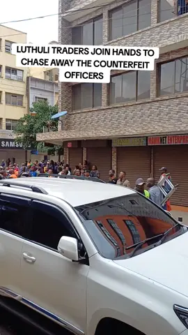 Happening now in Luthuli...Traders join hands in chasing away counterfeit officers. #luthuli  #counterfeit  #trending 