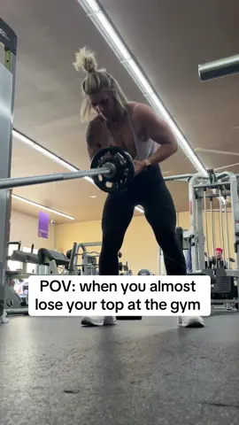 Sometimes we just gotta laugh at ourselves 😂 #gymgirl #gymgirlshit #funnygym #gymbloopers #wardrobemalfuncition 