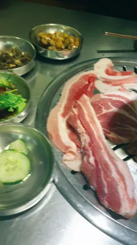 pov: ur in samgyupsal date with a guy 😫 #prankyourfriends #prankyourfriend #prank #fyp #prankvideo #foryoupage #foryourpage #fypシ #foodtripprank #samgyupsal #samgyupsalprank #foodprank #dateprank #boyfriendprank 