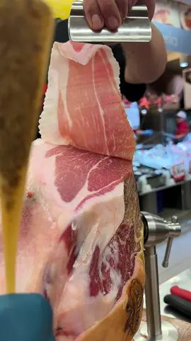 Tagliato con maestria, ogni fetta è una sinfonia. #prosciuttodiparma #prosciuttocrudo #stefanopaciotti #prosciuttotagliatoamano 