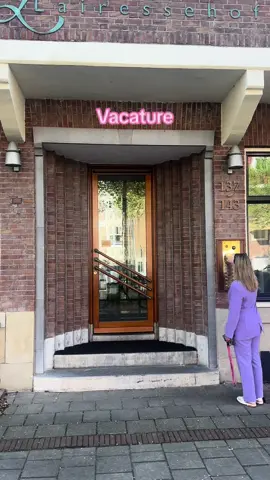 Ben jij op zoek naar een leuke startersfunctie bij een klein vastgoedkantoor in Amsterdam Oud-Zuid? 🏡 In deze functie ondersteun je vijf makelaars, ben je verantwoordelijk voor het kantoor en de marketing.  Heb jij interesse in deze vacature? 💌 Neem dan contact met ons op info@2assistu.nl.  #2ASSISTU #work #office #assistant #vacature #new #fyp #solliciteren #contact #kantoor #officemanager #makelaar #nieuwebaan 