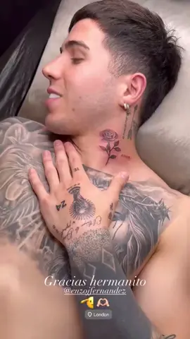 ¡El trofeo en la mano! 🏆 Enzo Fernández presumió sus nuevos tatuajes, uno de ellos referente a la Copa Mundial que ganó con Argentina 🇦🇷 ¿Te gusta? 🤩 #enzofernandez #argentina #futbol #chelsea 