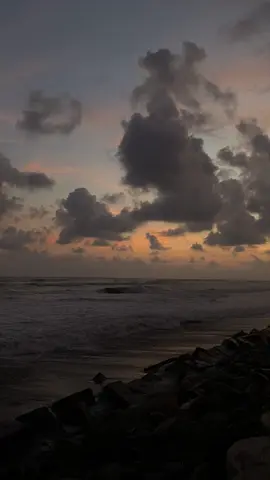 Kau boleh menangis,tapi kembali berdiri~ #fyppppppppppppppppppppppp #laut #senja #sunset #hanyalolongan #nabilataqiyyah 