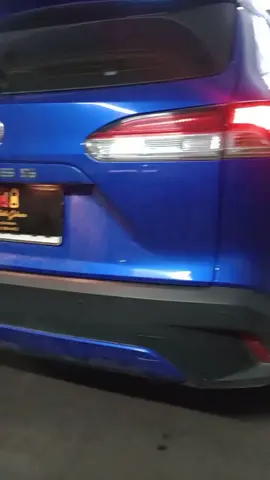 toyota Corolla Cross con sensores de estacionamiento negro mate símil original en lugar de fabrica con display ultra slym