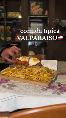 Vai viajar pro chile e vai pra valparaíso? dica de restaurante e de comida típica  #dicasdeviagem #viagem #chile #dicaschile #valparaiso #valparaisochile🇨🇱 #chorillana #chorillanas #cinzano #oquefazernochile #restaurantechile #traveltiktoks 