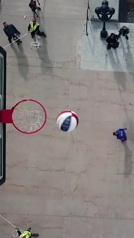 In 2017 the highest upward basketball shot was achieved 🏀 15.26 m (50 ft 1 in) by Corey “Thunder” Law 🇺🇸 of the @HarlemGlobetrotters  #basketball #guinnessworldrecords #harlemglobetrotters 