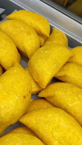 🌽🥩 Y como no extrañar nuestras empanadas si son 💯% de maíz 😍😍🫢🫢👏🏻👏🏻 🇪🇸Madrid : 📍Camino de hormigueras 122, polígono de Vallecas. ⏰ Lunes a Jueves 6 am - 10 pm 👉🏻 Viernes 6 am - 11 pm 👉🏻 Sábado 7 am - 11 pm 👉🏻 Domingo 7 am - 10 pm 📞 Teléfono: 625 32 64 59 🛵 Domicilio: Glovo y Just eat 🇪🇸 Carabanchel Alto: 📍Calle Piqueñas 21-23 (local 2)  🚇 Metro la peseta  ⏰ Lunes a Jueves 7 am - 10 pm 👉🏻 Viernes 7 am - 11 pm 👉🏻 Sábado 8 am - 11 pm 👉🏻 Domingo 8 am - 10 pm 🛵 Domicilio: Glovo   💻 www.milmajares.com . . . . #gastronomiacolombiana  #empanadas  #empanadascolombianas  #colombianosenelexterior  #colombianosenespaña  #comidacolombiana 
