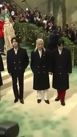 みんな冷静にスルーしてたけど、特にピリは怒りが表情に出てた。#straykids#metgala 