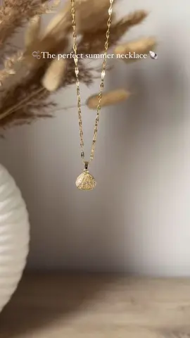 Pearl & shell shiny necklace ✨🐚 1200L 🏷️ •Porosit ne website: henezboutique.com ( linku ne bio) 👩‍💻 Zinxhiri •Materiali: celik (stainless steel) Guacka: Alloy , gold vacuum plated - . . .  . . Videot jane reale & te realizuara nga ne! 📦Transport ne te gjithe Shqiperine 📦  🌍Worldwide Shipping Available (DM)🌎 . . #henezboutique