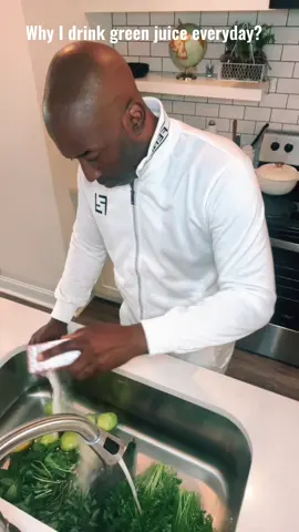 Why I drink green juice everyday? This recipe has parsley, mint leaves, green apples, ginger, lemon and cucumber The juicer I am using is the Kuvings AUTO10. Use my code JuiceGuy20 and save 20% for a limited time. Link for juicer is in my bio