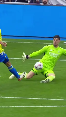 Thi🔙 Courtois! 😲 #LALIGAEASPORTS #LALIGAHighlights #tikTokFootballAcademy #DeportesEnTikTok #TikTokDeportes 