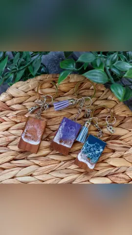 Little gift for ocean lovers 🌊 Carry the ocean with you in your pocket or on your bag with these beach resin wooden custom keychains / handbag charm 🌊 • #gift #ocean #oceans #oceanlover #oceanlove #oceanart #sea #sealovers 