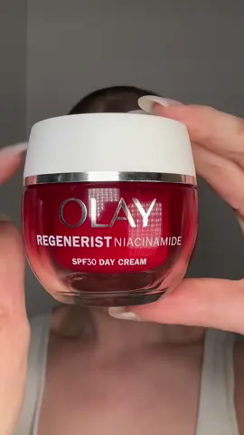 AD @olayuk is levelling up their formulas with Vitamin E and introducing new gorgeous refillable glass jars with a ‘POP refill’ system. I am loving my Olay Regenerist Niacinamide SPF30 day cream - it helps hydrate, renew and protect the skin #olay #asmr #refillable 