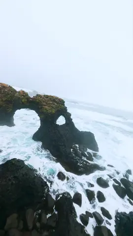 The wave at the end almost brought me down 🫣 I think I’ve never captured the ocean’s power quite like this before 🌊  #iceland #drone #fpv #nature #travel #island #wavepower #closecall