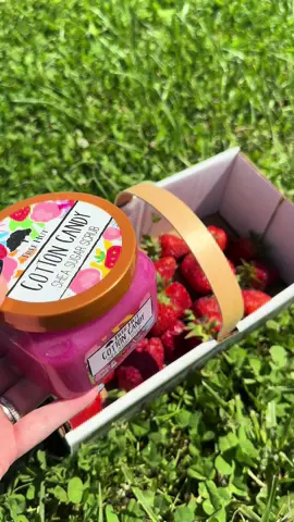Strawberry fields forever 🍓🌱 #treehut #treehutsugarscrub #cottoncandy #texturetuesday #bodyscrub #bodycare #treehutscrubs #treehutcollection 