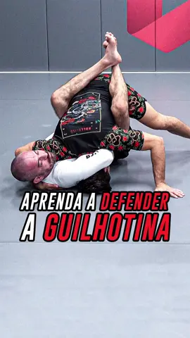 Aprenda a defender a Guilhotina! Nesse vídeo @lipemachadojj ensina uma mecânica para a defesa de guilhotina, fique atento no posicionamento do queixo na hora de tirar a cabeça pois esse é um detalhe muito importante dessa posição, e também no posicionamento do quadril do seu adversário pois ele não pode estar próximo do cotovelo, o que dificulta ainda mais a defesa. Considerado pelo próprio @lipemachadojj como o seu curso mais importante gravado até o momento, “DEFENDENDO AS PRINCIPAIS FINALIZAÇÕES” irá te ensinar a lutar com tranquilidade de que não será finalizado facilmente, podendo impor seu próprio jogo e cair pra dentro do seu adversário sem medo das armas que ele trouxer. Aproveite enquanto está com 50%OFF APENAS HOJE e comece hoje mesmo sua evolução! Siga @bjjprotech e fique por dentro de todos os canais! #bjjprotech #jiujitsu #brazilianjiujitsu #jiujitsulifestyle #cbjj #blackbelt #ibjjf #adcc #grappling #nogi #felipemachado #leglock #heelhook #ashigarami