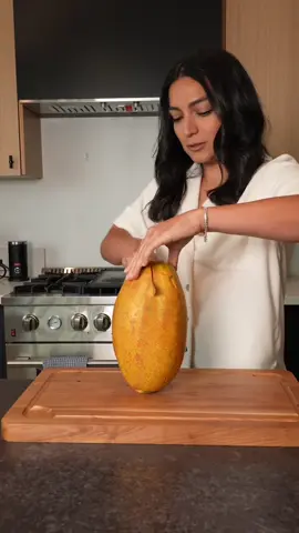 Replying to @Stag and Gander I HATE #PAPAYA but anything for @Alix Traeger #fruit #KitchenHacks #wlw 