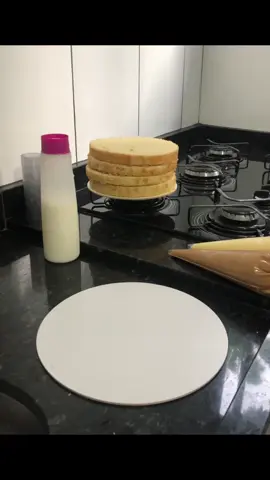 Comece na cozinha de casa,mais comece 🙏  #confeitaria #confeitariadesucesso #confeitariaartesanal #decoracaodebolo #rotinadaconfeiteira #doces #empreendedorismofeminino #empreender #docesgourmet #chantininho #massaredvelvet #bolo #ebook #massaamanteigada #docespersonalizados #bolodecorado # @Rafaela Paes Bolos 