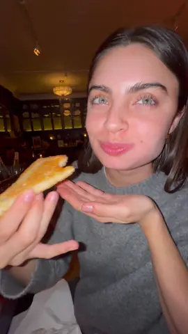 your NYC food guide: thee best date night spot.. in Brooklyn 🍔🍟🍦 . zero notes. If you’re looking for a intimate setting with mouthwatering options, you’re in the right place 👨🏾‍🍳 . 🍔🍟SWOONY'S BURGER $25 (Double patty, thousand island, American cheese, fries) 🦞🍝CREAMY LOBSTER ORZO $23  🇫🇷🍞FRENCH TOAST $10 (Walnuts, Ken’s maple syrup) 🍦VANILLA SOFT SERVE $8 🐠🥑TUNA CRUDO $21 (Citrus vinaigrette, avocado, capers, scallions, brioche) 🇫🇷🍞FRENCH TOAST $10 (Walnuts, Ken’s maple syrup) . we may have a new entry into our top 10 favorites 🤷🏾‍♂️