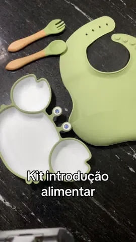 Eu ate iniciei a introdução com as nossas próprias louças, mas o kit traz praticidade e diminui a sujeira. E o material mais conforto para nso machucar o bebê.  #kit #introducaoalimentar #prato #babador #infantil #caranguejo #shopee #praticidade #sujeira #blw #bebe #maternidade 