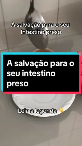 Essa fibra maravilhosa se chama Psyllium! Pra você ter um resultado mais rápido, hidrate antes. Coloque uma colher de sopa de psyllium em torno de 100 ml de água e mexa. Deixe descansando de 10 à 15 min, formará um gel, facilitando a absorção! Após esse tempo coloque em preparação ou vitaminas. No vídeo eu coloquei o Psyllium misturado em 150 ml de leite de coco + 1 banana 🍌 + canela a gosto. Ficou ótimoo! Vai salvar seu intestinooo!  Já compartilha com uma amiga e salva pra utilizar depois 🤍✨  #intestinopreso #psyllium #emagrecer #mulher #foryou 