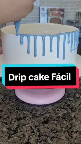 Drip cake super simples,fácil  e prático. Produto Fab! utilizado •Soft Gel azul marinho #fypシ #confeitaria #confeiteiratiktoker #glitzdecorativos #fanclubfab #fabindustria #dicasdeconfeitaria #ensinando #chantininho #cakes #drip #dripcaketutorial #dripcake #fyyyyyyyyyyyyyyyy 