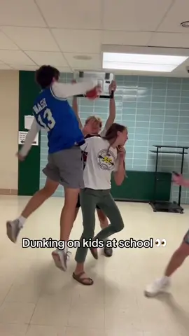 “What do you think about getting dunked on?” 💀😤 (Via @Ksms ) #dunk #poster #studentlife #highschool #highschoolsports #lebron #mj #poster #basketball #friends #fun 