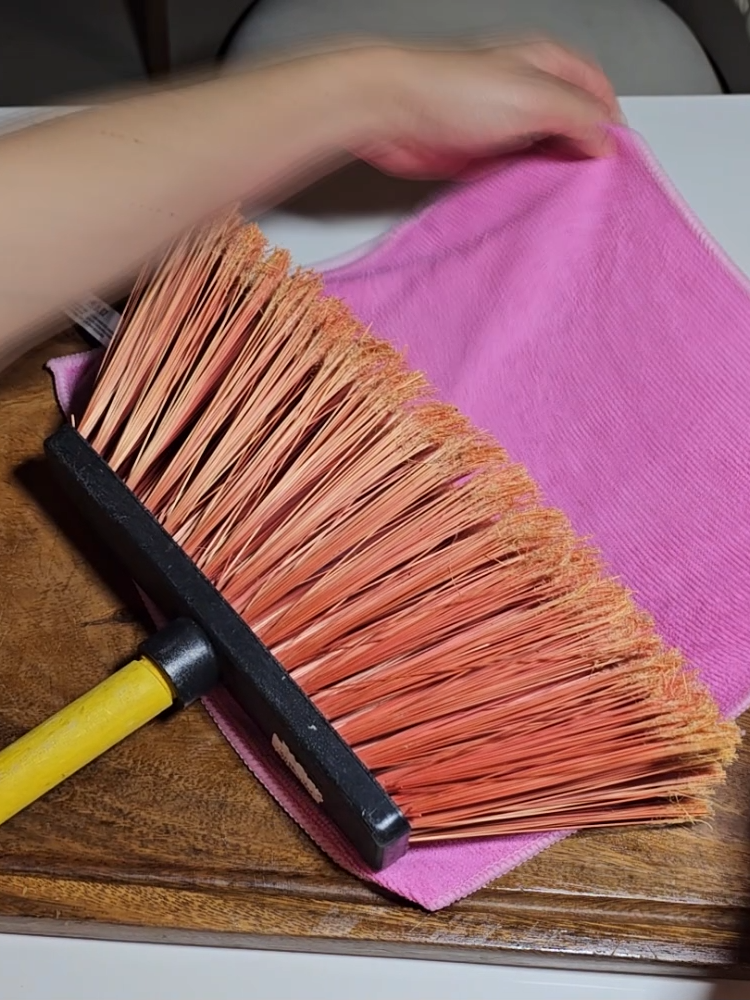 Coloca una toalla en tu escoba. Esto lo aprendí de la señora de #limpieza