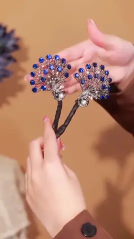 อุปกรณ์ตกแต่งผมแบบ updo ที่สวยงามเพื่อการอัพเดตทรงผมที่สวยงามอย่างง่ายดาย #bunhairstyle #headgear #lady #elegant #beauty #fashion 