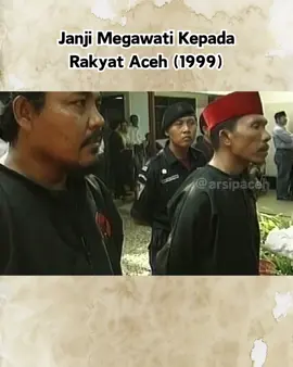 Pidato politik pertama Megawati yang disampaikan menyambut kemenangan PDI-P dalam Pemilu 1999 itu disambut penuh haru. “Khusus kepada saudara-saudara ku di Aceh tercinta, bersabarlah, bila kelak Cut Nyak memimpin negeri ini, tak akan saya biarkan setetes pun darah rakyat”.  Megawati Soekarnoputri tak mampu menahan air matanya ketika berbicara tentang Aceh pada 29 Juli 1999. Dia mengatakan tidak akan membiarkan setetes darah pun tumpah ketika ia menjadi pemimpin negara. *** Sumber: AP Archive  *** #arsipaceh #arsipsejarah #arsipindonesia #sejarahaceh #megawatisoekarnoputri #pdiperjuangan #pemilu1999 #ketuaumum #pdip #rakyataceh 