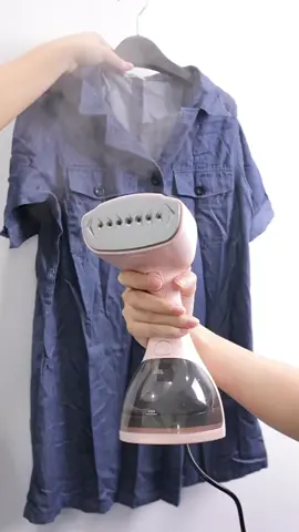 Bàn là hơi nước cầm tay LEBENLANG du lịch, tạo hơi nước nhanh công suất 1500W-300ML, bảo hành 2 năm LBD528S(đen), LBD528G (GHI) Bàn là hơi nước phiên bản dễ dàng mang theo khi đi du lịch, đi công tác mà không chiếm nhiều diện tích túi đồ của bạn với: - Bình chứa nước của bàn ủi có dung tích lớn 300ML, cung cấp lượng hơi nước sử dụng liên tục trong 15 phút, đáp ứng nhu cầu là quần áo cảu cả gia đình - Bàn ủi có bình chứa nước lớn trong suốt, chống rò rỉ ở mọi góc độ. - Bàn là LBD528S(đen), LBD528G(GHI) tạo hơi nước nhanh trong 30S, khởi động một nút, công suất mạnh liên tục 1500W - Bình chứa nước riêng biệt, dễ tháo lắp và thông thoáng Đặc trưng - Gọn nhẹ tiết kiệm không gian - Công suất cao 1500W, xả nhanh 30S - Vòi phun hơi nước áp lực 7 lỗ phun rộng rãi - Hơi nước mạnh và ủi quần áo nhanh hơn - Bình chứa nước 300ml, chống nhỏ giọt và rò rỉ Hướng dẫn sử dụng của bàn là hơi nước LBD528S(đen), LBD528G(GHI) - Đổ nước vào bình chứa của bàn là hơi nước cầm tay lắp vào máy. - Cắm điện và chờ bàn là hơi nước cầm tay tạo hơi nước trong 20 giây. - Sau 30 giây , khi hơi bắt đầu mạnh dần, bấm vào nút để hơi nước tỏa ra mạnh mẽ hơn. - Là lướt lên trên mặt vải là đi là lại đến khi thẳng mặt vải và khô thoáng như lúc đầu là được. Thông số kỹ thuật - Công suất định mức: 1500W - Điện áp định mức: 220v - Tần số định mức: 50HZ-60HZ - Chiều dài dây nguồn: 1m - Dung tích bình nước: 300ml - Trọng lượng tịnh của sản phẩm: 1Kg - Màu sắc: GHI và ĐEN - Nhập khẩu và phân phối bởi : Công ty TNHH Đầu tư Mamsell Quốc tế - Xuất xứ : Trung Quốc ------------------------- #banla #banlahoinuoc #bànlàhơinướccầmtay #bànlà #bànlàhơinước #bànlàgấpgọn #bànlàcầmtay #mayuihoi #uihoidulich #mayuicamtay #mayuidulich #uihoitienloi #mayuihoitienloi #mayuihoicamtay  #bànủihơinước #bànlàmini #bànlàtiệnlợi #bànủimini #bànủitiệnlợi #ủihơitiệnlợi #ủihơimini #bànủicầmtay