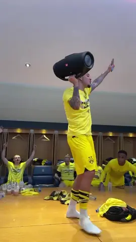 Sancho led the Dortmund players singing Adele last night after reaching the #UCL Final 😅❤️ #uefachampionsleague #uefa #Adele #dortmund #borussiadortmund #bvb #sancho 