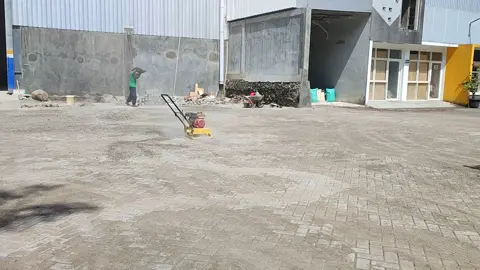 progres paving gudang #paving #hexagonal  #beton #jalan #concrete  #stemper #karanganyar #fyp  #architecture  #bangunan  #proyek #pejuangkeluarga  #tiktok #fyp #fypシ゚viral 