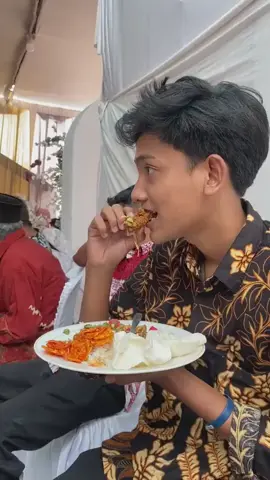 makan karet cuy😁 #kondangan #nikahanteman #withfriend #funnyvideos #foryou #foryourpages 