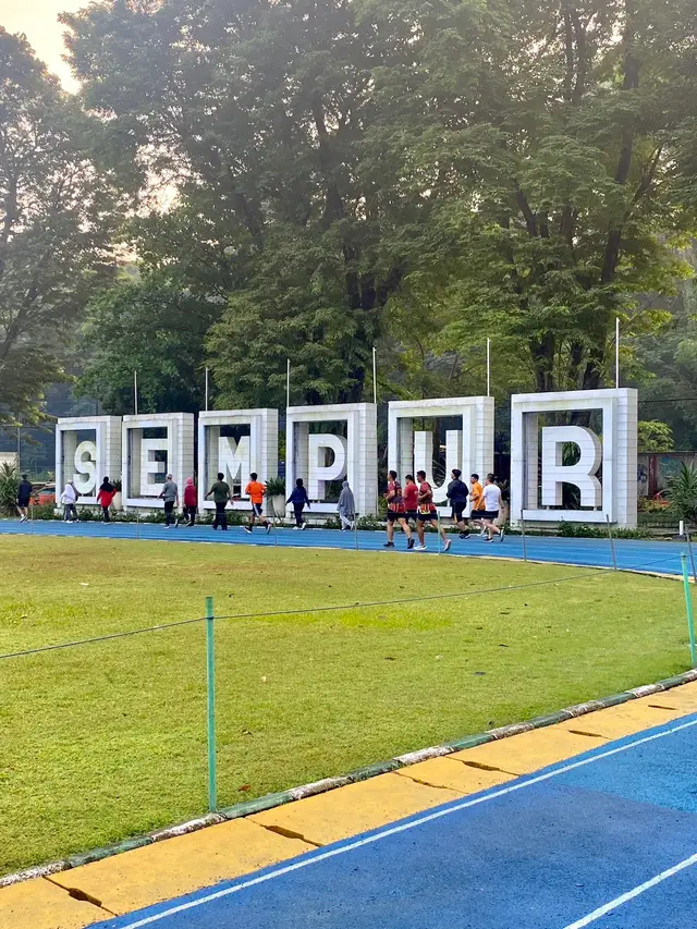 Lapangan yg ada : Track joging ✅ Taman bermain anak ✅ Taman pertunjukan (ada tribunnya) ✅ Lapangan futsal ✅ Lapangan basket ✅ Panjat tebing ✅ Taman skate ✅ #lapangan #lapanganbogor #lapangansempur #lapangansempurbogor #sempur #bogor #bogorhits 