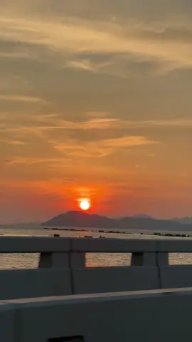 காதல் ஆசை யாரை விட்டதோ💕 #yuvanshankarraja #tamilsong #yuvan #sunset #sky #tamilbgm #anjaan #kadhalaasai