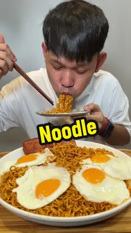 ឃ្លានមីហិលកាត់យប់ 😋🌶️🔥 #spicynoodles #eating #Foodie #foryoupage #mukbang #cambodia 