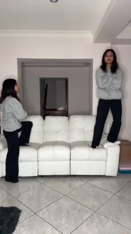 Why was twin standing on the couch 🤦‍♀️ . . dc: @nolen dubuc @shidaa 