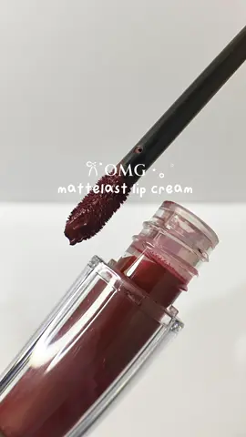 new packaging nya bikin lip cream kecintaan jadi makin elegan✨💋 #OMG #omglipcream #omgneverfade #ohmyglam #lipcream #recommended #makeup  