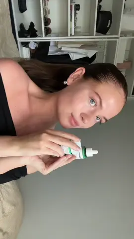 Annonce @Dr.Jart+ North America 💚 Dr. Jarts Cicapair reducerer rødme, og gør min hud ensartet. De føles dejligt på huden, og kan bruges af folk med sensitiv hud. #drjart #drjartpartner #cicapair