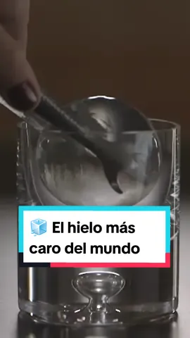 🧊 Este hielo es de auténtico lujo. Para bebidas premium, según su fabricante.⁣ Y a un precio de 30€ por 8 cubitos 🤯 ⁣ #directoalpaladar  #hielo  #hielopremium  #pennypoundice  #erewhon #AprendeConTikTok 