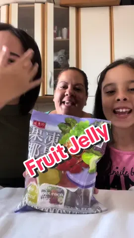Provando gelatina coreana… A marianna pelo jeito não aprovou 😂#monetizedviews#fyp#food 