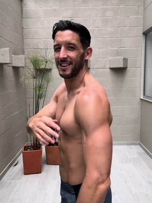 4 ejercicios para el manguito rotador 💪  El movimiento de rotación solo es una pequeña parte del trabajo de los músculos del manguito rotador.  Deberías trabajar la estabilidad del hombro en todas las direcciones y sobre todo en movimientos funcionales (que vas a reproducir en el día a día).  Si tienes problemas de hombros, ayude a +430 personas con tendinitis y hombro congelado.  Entra en el enlace en mi perfil para descubrir cómo. 