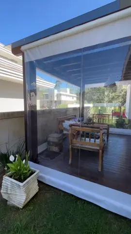 Cortinas de lona translúcida e com visor ✨ Protege do sol ☀️ mantendo a luminosidade do ambiente  Proteção contra vento e chuva 🌨️ #cortinas #arquitetura #toldo #decoracaodecasa #Home 