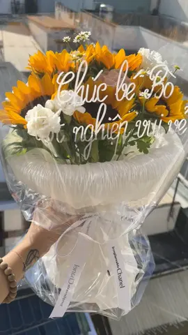 Hôm nay bé Bò tốt nghiệp, chúc bé Bò tốt nghiệp vui vẻ nhé❤️ #nulaflorist #shophoabinhthanh #foryou #xuhuong2024 #hoagiare #hoatuoi #fypシ #hoatotnghiep #hoahuongduong 