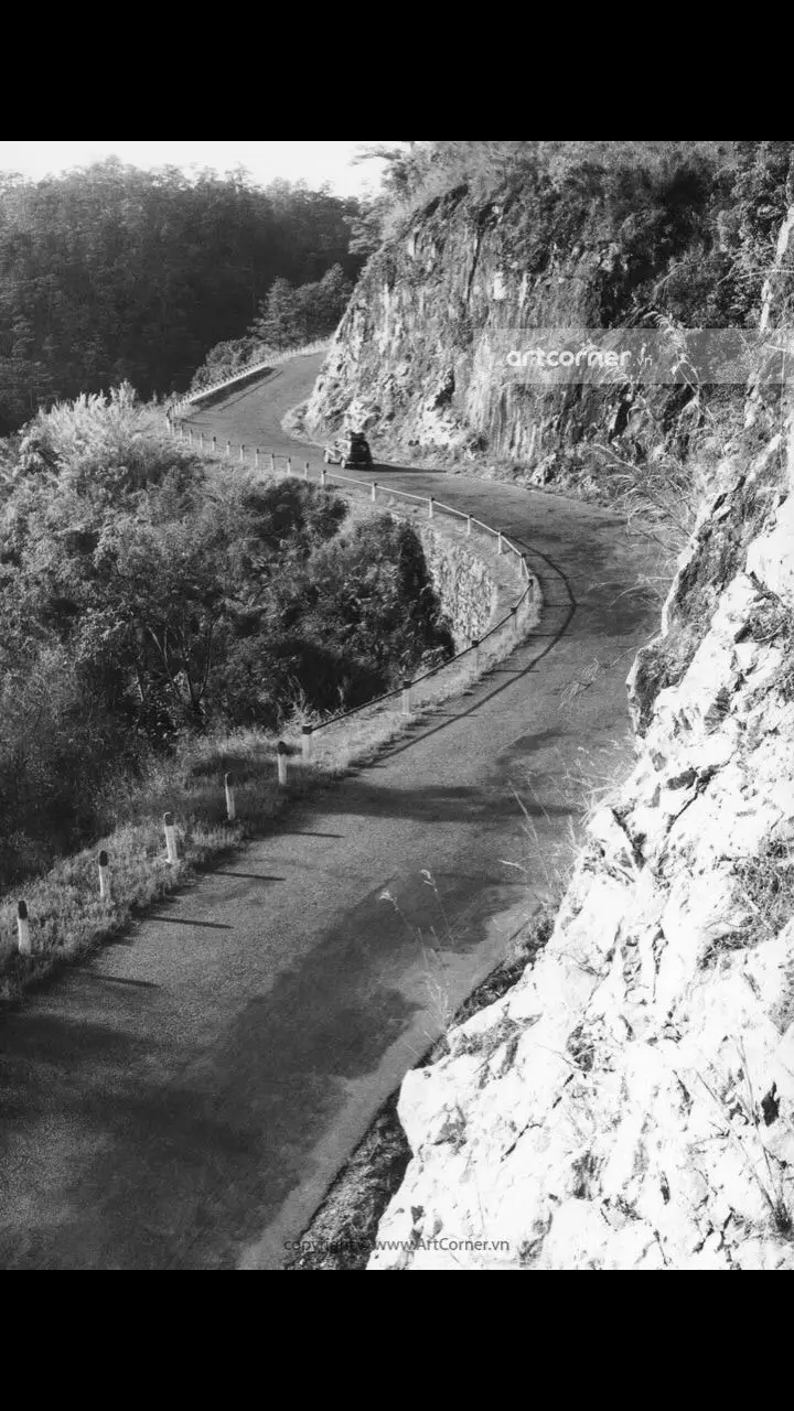 Đèo Prenn năm 1957. Vượt qua đèo Prenn uốn lượn dưới rừng thông xanh thẳm, vừa lên tới đỉnh đèo sẽ tới Đà Lạt .