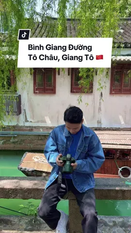 “Trên trời có Thiên Đàng, dưới trần có Tô Hàng nhị Châu.” Được mệnh danh là kinh đô của tơ lụa, một Tô Châu đẹp đến lạ kỳ khiến ai tới đây cũng phải ngỡ ngàng. Là một thành phố với một lịch sử lâu đời nằm ở hạ lưu sông Dương Tử và trên bờ Thái Hồ, nổi tiếng với những kênh đào chằng chịt  “Bình Giang đồ” – vào thời nhà Tống. Nơi đây có khoảng 7 đường theo hướng nam – bắc và 14 đường theo hướng đông – tây. Dọc theo hệ thống kênh đào này là hàng ngàn chiếc cầu vòm soi mình trong bóng nước lung linh.  📍Pingjiang road (Đường Bình Giang) ——————————————————————————— @vietlong__  • • • #travel #travelphotography #travelblogger #traveler #traveling #travelling #travelgram #phuot #phượt #checkin #checkintrungquoc #dulịch #dulichbui #dulich  #china #chinatravel #trungquoc #giangnam #giangto #jiangsu #chietgiang #zhejiang #tochau #suzhou #pingjiangroad 